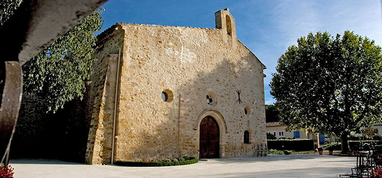 Terrasse et porte d'entrée de la Chapelle Saint Bacchi