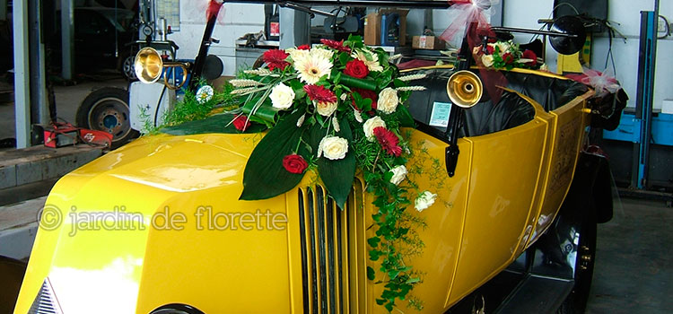 Renault jaune ancienne - décoration florale avant