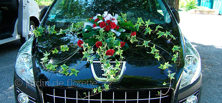 Décoration florale voiture à base de roses rouges